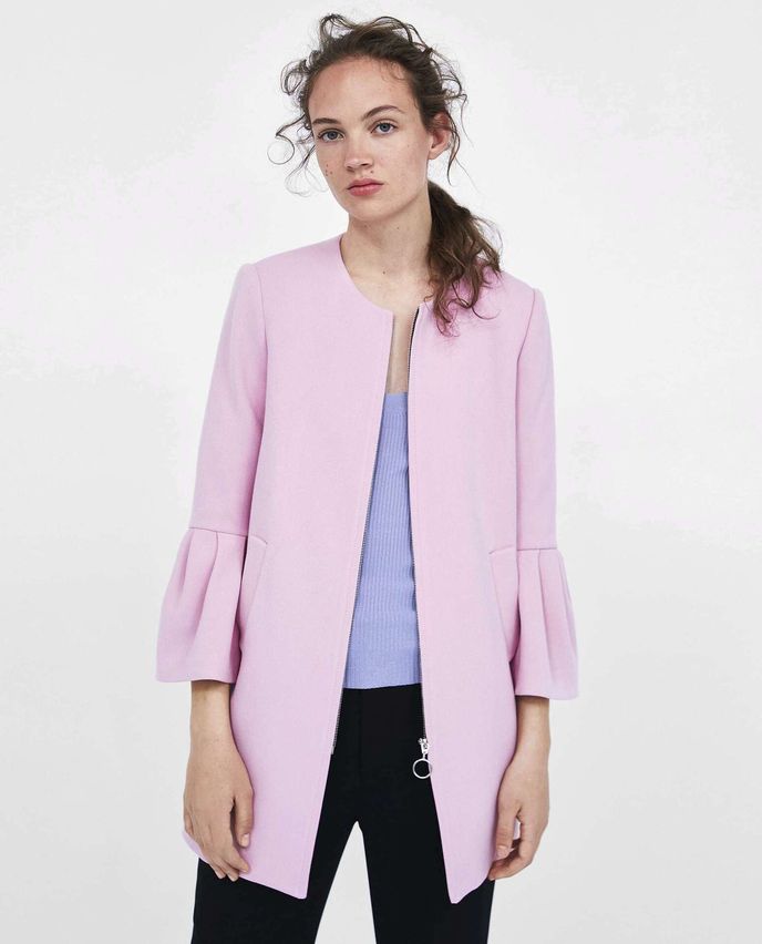Kabát s volány, Zara, 2299 Kč Kabát s volány, Zara, 2299 Kč