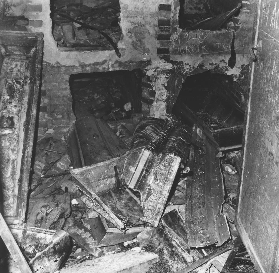 Nabalzamované ostatky nebožtíků byly vytaženy z mosazných rakví a rozvěšeny okolo kaple.
