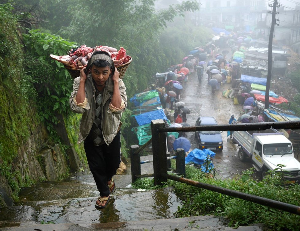 Severoindická vesnice Mawsynram je patrně nejmokřejším místem na Zemi. Průměrně tu za rok spadne na 12 metrů srážek.