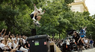 Skateboardový závod, který nemá ve světě obdoby: Strmý sjezd pražskou Letnou