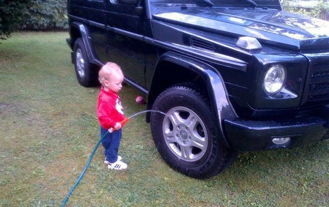 Malý Max měl pocit, že je auto rodičů špinavé, a tak popadl hadici a pokusil se ho umýt.