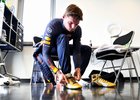 Max Verstappen dostal za první titul speciální zlaté závodní boty