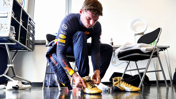 Max Verstappen dostal za první titul speciální zlaté závodní boty