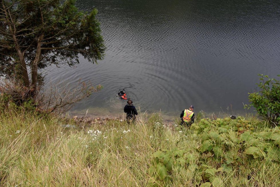 Max Werenka pod hladinou jezera objevil tělo 27 let pohřešované seniorky.