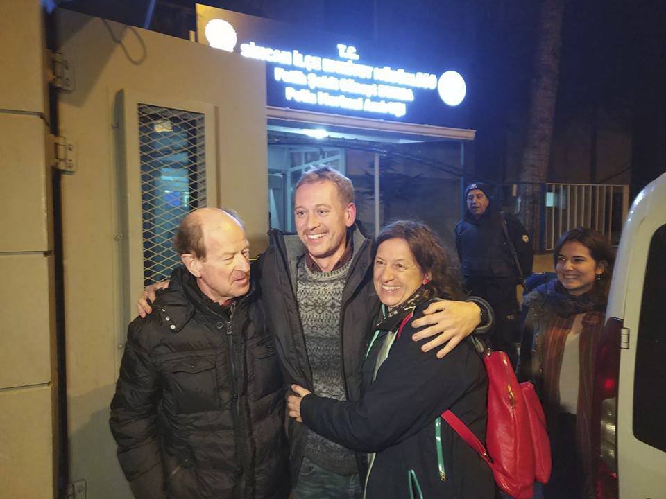 Rakouský novinář Max Zirngast, který byl vězněn v Turecku, opouští vězení (24.12.2018)