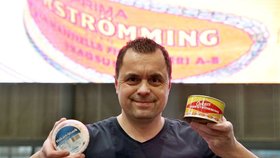 Nejsmradlavějšího jídla planety, fermentovaný sleď Surströmming. Pro Maxijedlíka žádný problém.