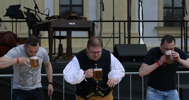 Maxijedlík Jaroslav Němec vyhrál ve Slavkově u Brna obě soutěže v pojídání svatebních koláčků, přidal i výhru v rychlostním pití piva.