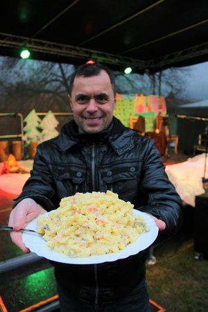 Maxijedlík Jarda Němec snědl za dvě minuty a devět vteřin kilo bramborového salátu