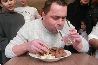 Další rekord nezastavitelného žrouta: Maxijedlík v Brně spořádal kilo vánočního cukroví za 7 minut!