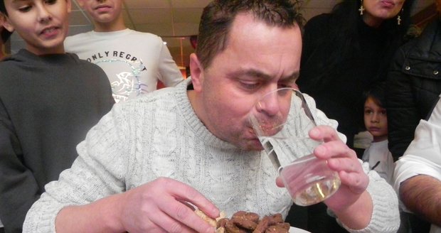 Další rekord nezastavitelného žrouta: Maxijedlík v Brně spořádal kilo vánočního cukroví za 7 minut! 