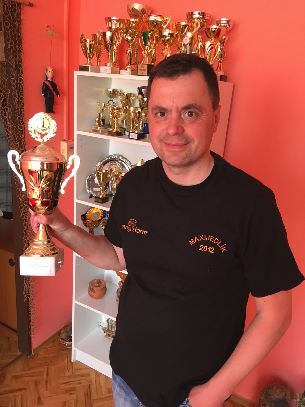 Trofeje ze soutěží jedlíků už Jaroslavu Němcovi zabírají valnou část obývacího pokoje.