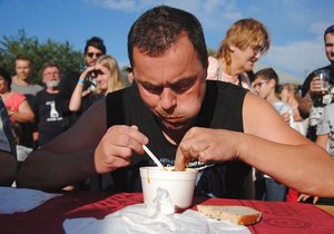 Extréme food festival v Olomouci. Extréme food festival v Olomouci. Maxijedlík opanoval soutěž v pojídání  nejsmradlavějšího jídla na světě zvané Surströmming. Spořádal bez mrknutí oka celou várku fermentovaného sledě z Baltského moře.
