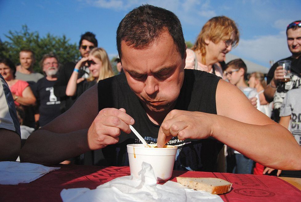Extréme food festival v Olomouci. Extréme food festival v Olomouci. Maxijedlík opanoval soutěž v pojídání  nejsmradlavějšího jídla na světě zvané Surströmming. Spořádal bez mrknutí oka celou várku fermentovaného sledě z Baltského moře.