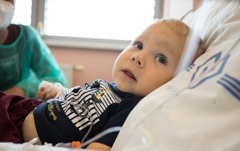 Takhle malému Maxíkovi se spinální svalovou atrofií v Motolské nemocnici podali lék Zolgensma.