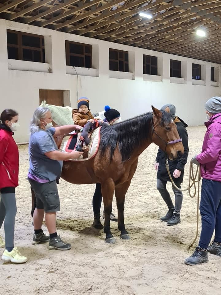 Maxík bojující se spinální svalovou atrofii si užil den na koni. Rodiče ho vzali na hiporehabilitaci.