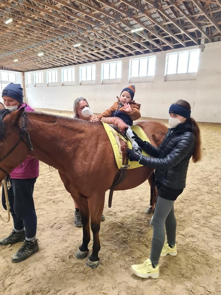 Maxík bojující se spinální svalovou atrofii si užil den na koni. Rodiče ho vzali na hiporehabilitaci.
