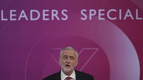 Británie má za sebou diskusi s Theresou Mayovou a Jeremym Corbynem.