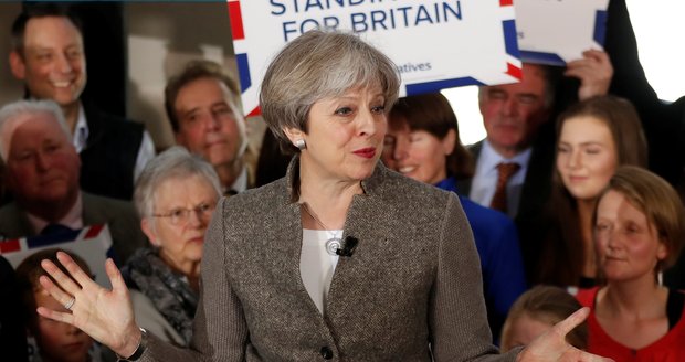 Británie jednání o odchodu z EU odkládá. Brání jí projev Alžběty