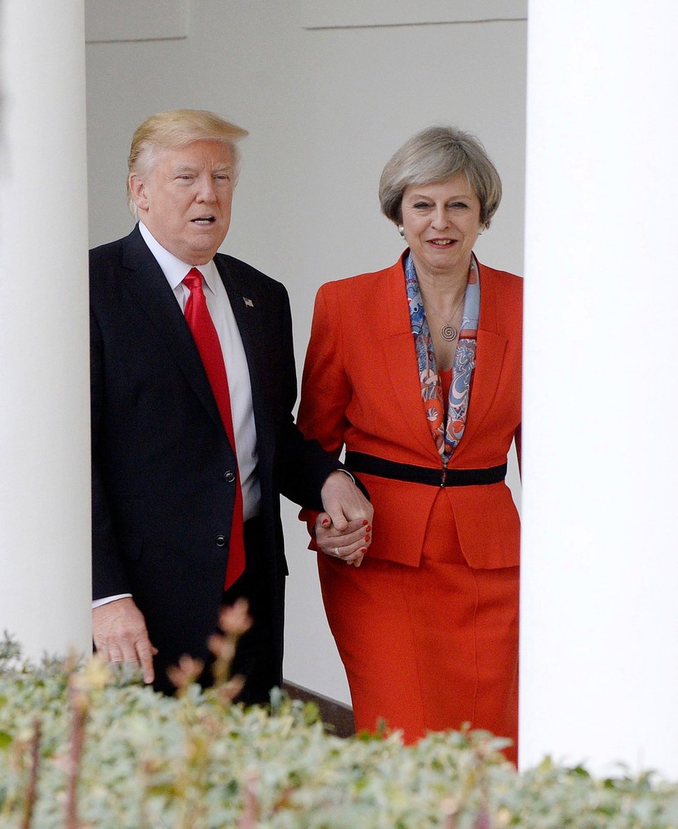 Theresa Mayová a Donald Trump se během prohlídky Bílého domu chytili za ruce.