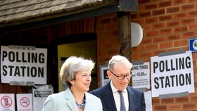 Britská premiérka Theresa Mayová a její manžel Philip u eurovoleb (23. 5. 2019)