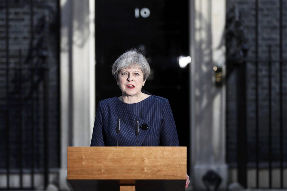 Mayová před svým sídlem v Downing Street oznamuje rozhodnutí uspořádat předčasné volby.