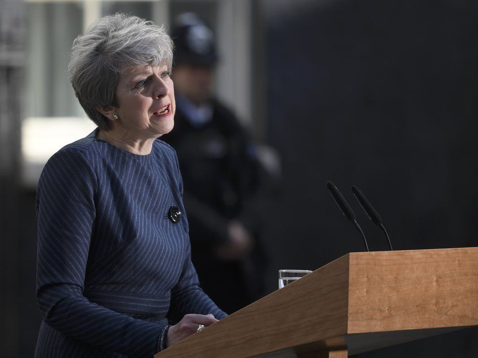 Mayová před svým sídlem v Downing Street oznamuje rozhodnutí uspořádat předčasné volby.