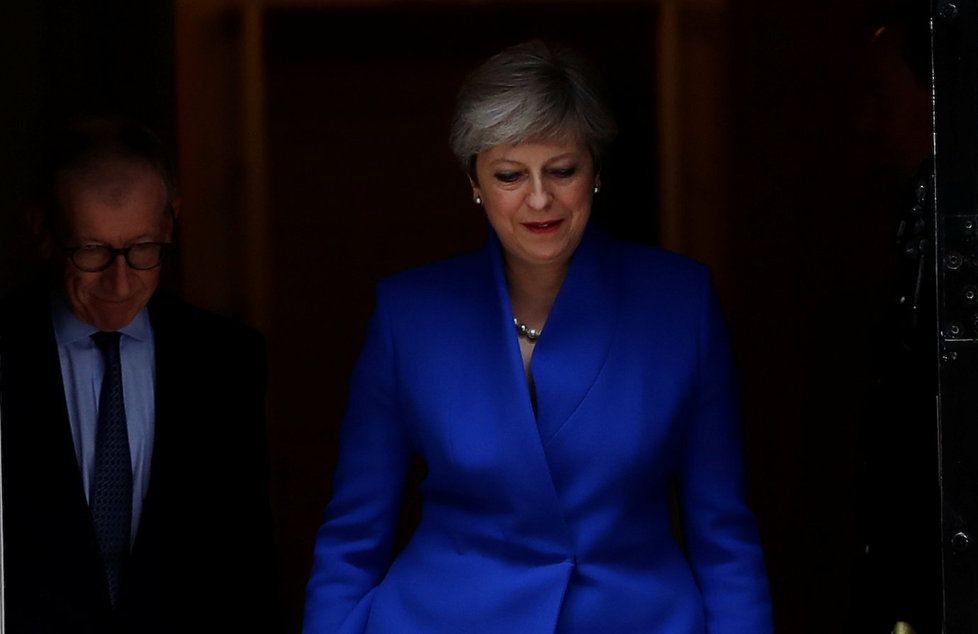 Theresa Mayová odjíždí z Downing Street do Buckinghamského paláce.