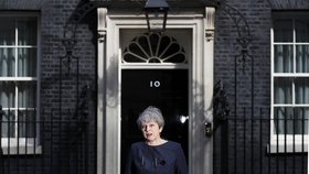 Mayová před svým sídlem v Downing Street oznamuje rozhodnutí uspořádat předčasné volby.