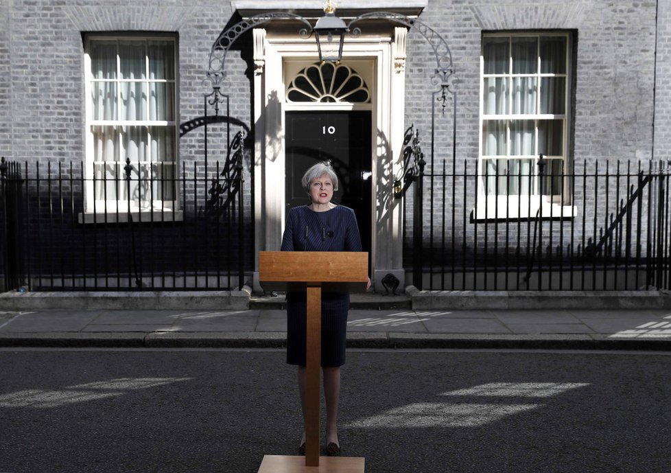 Mayová před svým sídlem v Downing Street oznamuje rozhodnutí uspořádat předčasné volby.