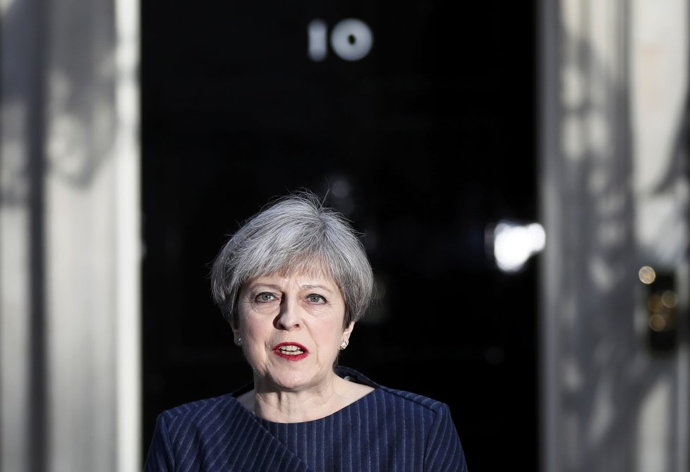 Mayová před svým sídlem v Downing Street oznamuje rozhodnutí uspořádat předčasné volby.