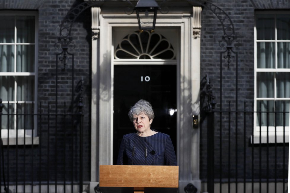 Mayová před svým sídlem v Downing Street oznamuje rozhodnutí uspořádat předčasné volby.