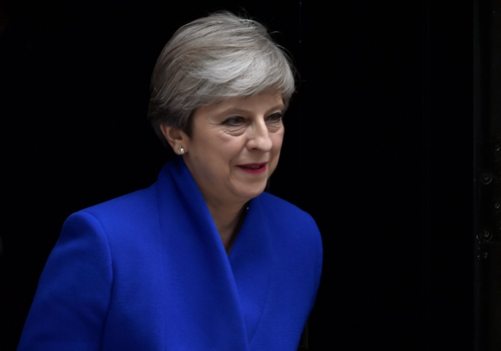 Theresa Mayová odjíždí z Downing Street do Buckinghamského paláce.