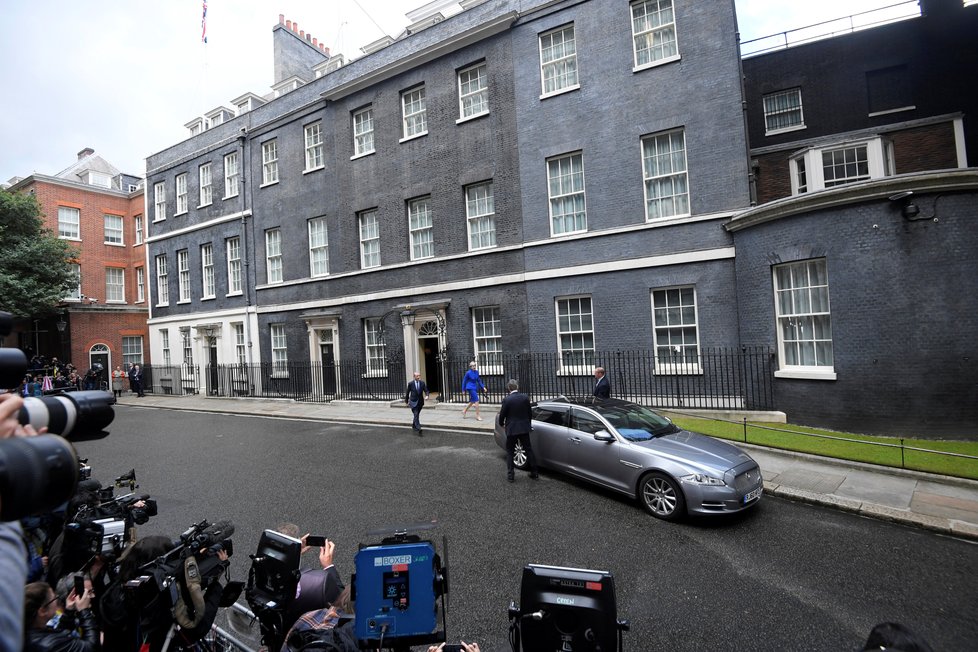 Theresa Mayová odjíždí z Downing Street do Buckinghamského paláce.