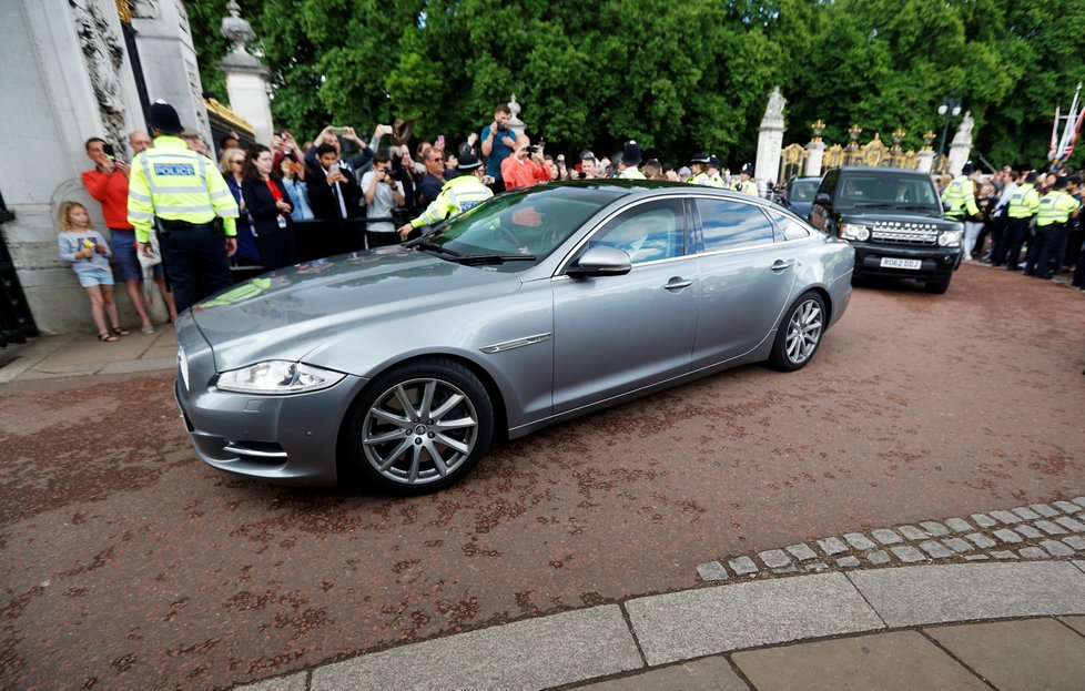 Theresa Mayová odjíždí z Downing Street do Buckinghamského paláce.