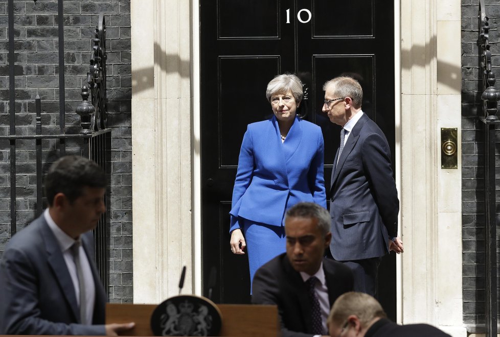 Mayová před svým sídlem v Downing Street, kde potvrdila úmysl sestavit vládu