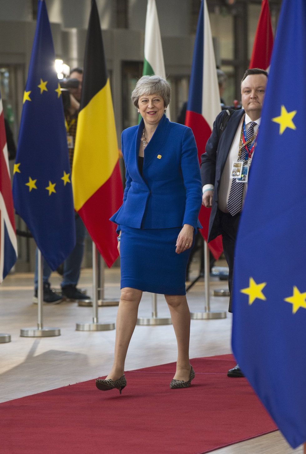 Britská premiérka Theresa Mayová přijela do Bruselu i tentokrát s hlavou vzhůru a úsměvem na rtech. Oblékla se do modré - tedy barvy, která převládá na vlajce EU. Stejnou barvu zvolila i německá kancléřka Angela Merkelová.