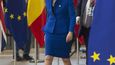 Britská premiérka Theresa Mayová přijela do Bruselu i tentokrát s hlavou vzhůru a úsměvem na rtech. Oblékla se do modré - tedy barvy, která převládá na vlajce EU. Stejnou barvu zvolila i německá kancléřka Angela Merkelová.