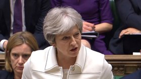Theresa Mayová při obhajobě britského úderu na syrské cíle v parlamentu.