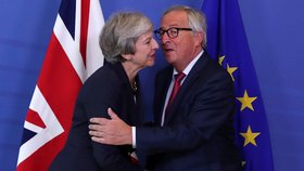 Britská premiérka Theresa Mayová a šéf Evropské komise Jean-Claude Juncker společně v Bruselu (17. 10. 2018)