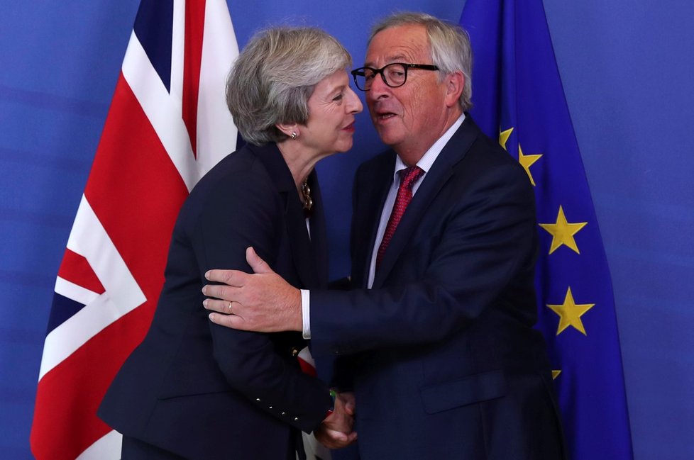 Britská premiérka Theresa Mayová a šéf Evropské komise Jean-Claude Juncker společně v Bruselu (17. 10. 2018)