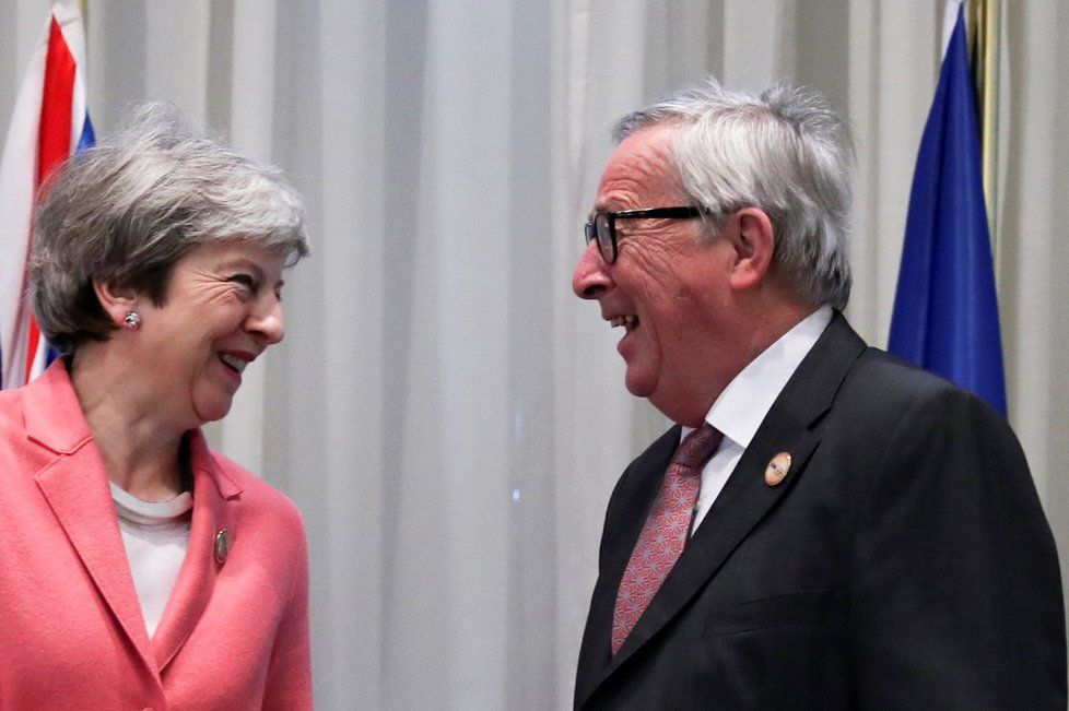 Theresa Mayová a Jean-Claude Juncker - předseda Evropské komise společně na summitu EU a afrických zemí v Egyptě. Možná jeden z posledních summitů Mayové v rámci unie ( 25. 2. 2019)