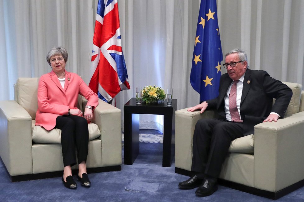 Theresa Mayová a Jean-Claude Juncker - předseda Evropské komise společně na summitu EU a afrických zemí v Egyptě. Možná jeden z posledních summitů Mayové v rámci unie ( 25. 2. 2019)