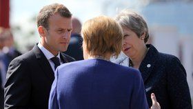 Silná trojka. Na summitu v Sofii spolu jednali a diskutovali britská premiérka Theresa Mayová, německá kancléřka Angela Merkelová a frnckouzský prezident Macron