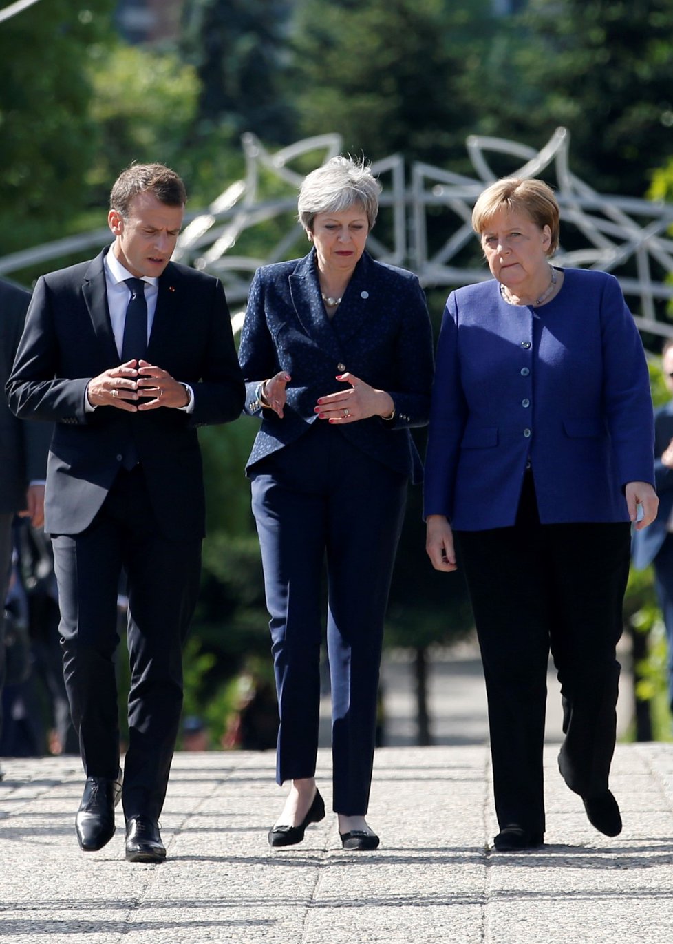 Silná trojka. Na summitu v Sofii spolu jednali a diskutovali britská premiérka Theresa Mayová, německá kancléřka Angela Merkelová a francouzský prezident Macron. Na jednání přišli společně.