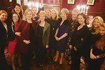 Britská premiérka Theresa Mayová na večeři s manželkou ruského oligarchy Lubovou Chernukhinovou (čtvrtá zprava)
