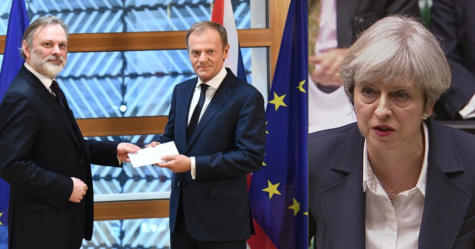 Donald Tusk přebírá dopis, oznamující odchod Británie z EU. Mayová poté předání dopisu oznámila britským poslancům.