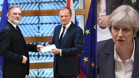 Donald Tusk přebírá dopis, oznamující odchod Británie z EU. Mayová poté předání dopisu oznámila britským poslancům.