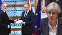 Donald Tusk přebírá dopis, oznamující odchod Británie z EU. Mayová poté předání dopisu oznámila britským poslancům.