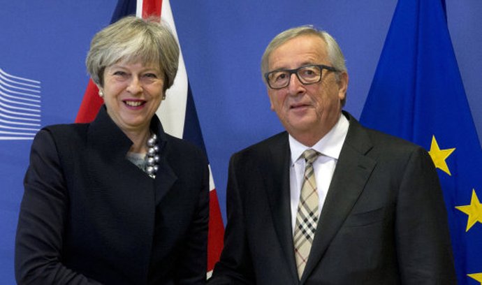 Theresa Mayová a Jean Claude Juncker 