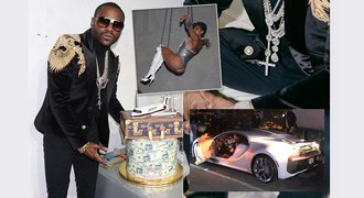 Mayweather okázale slavil: Milionové bugatti, spoře oděná děvčata, slavný pes...